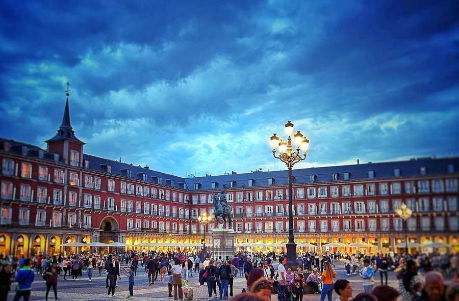 Madrid Plaza Mayor'da akşam saatleri