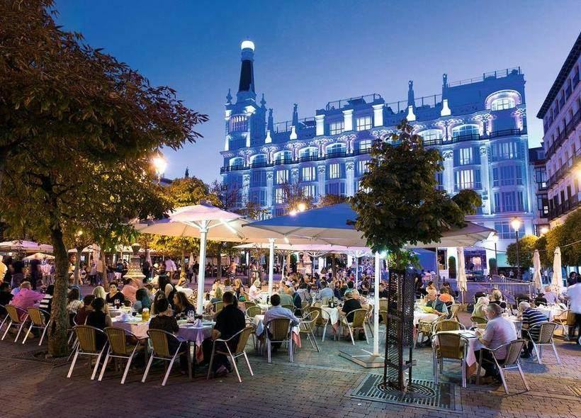 Madrid'de akşamüstü bir meydan terası, günlük hayat